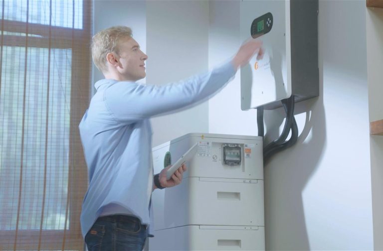 hybrid-solar-inverter-2-768x504